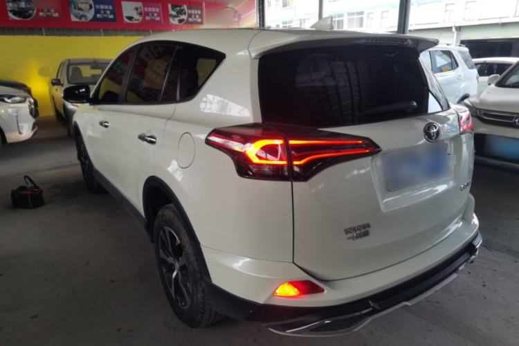 Used Toyota RAV4 2016 2.0L CVT Two-Wheel Drive Fashion Edition China V Standard
