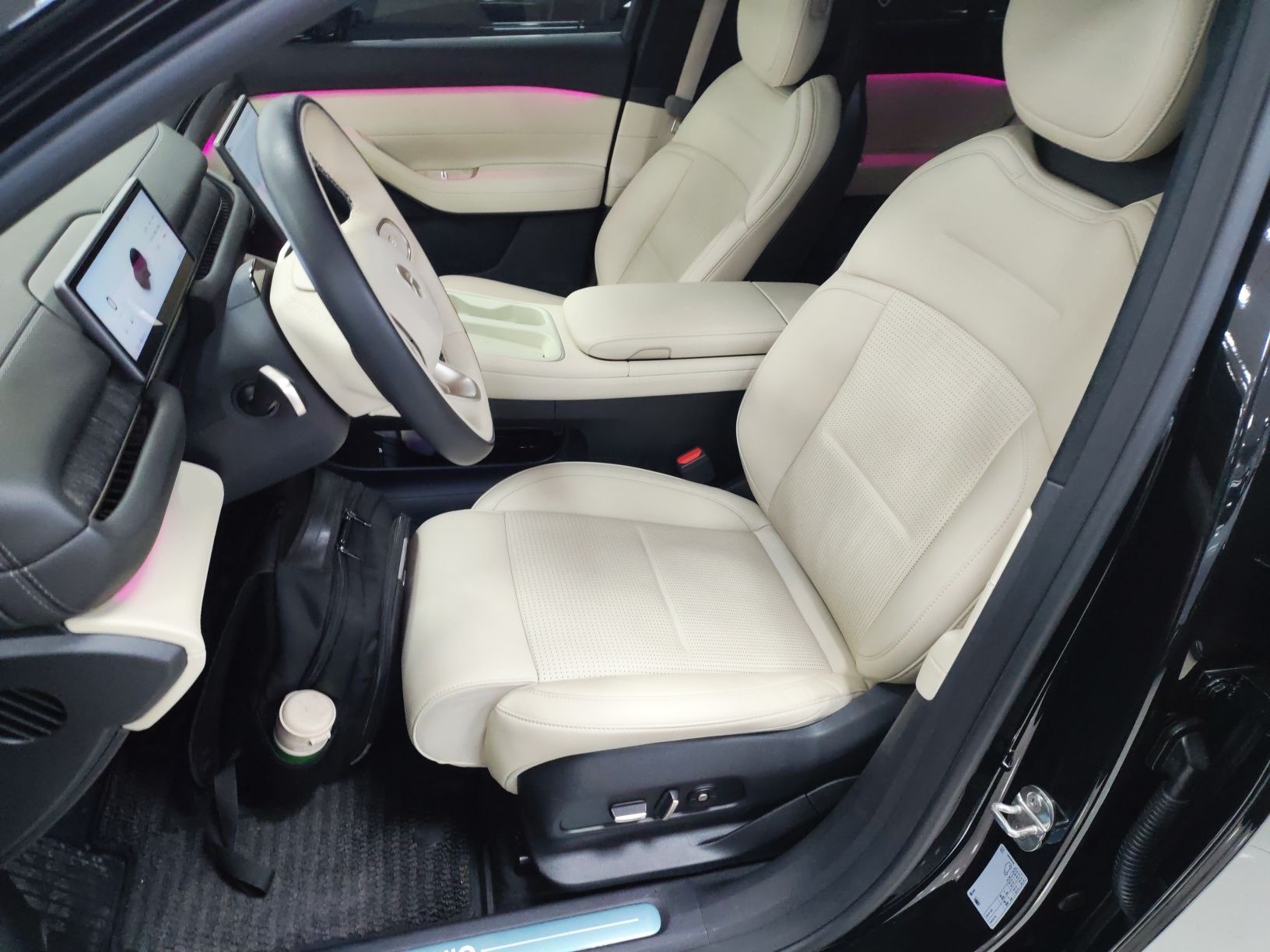 المقاعد الأمامية داخل السيارة