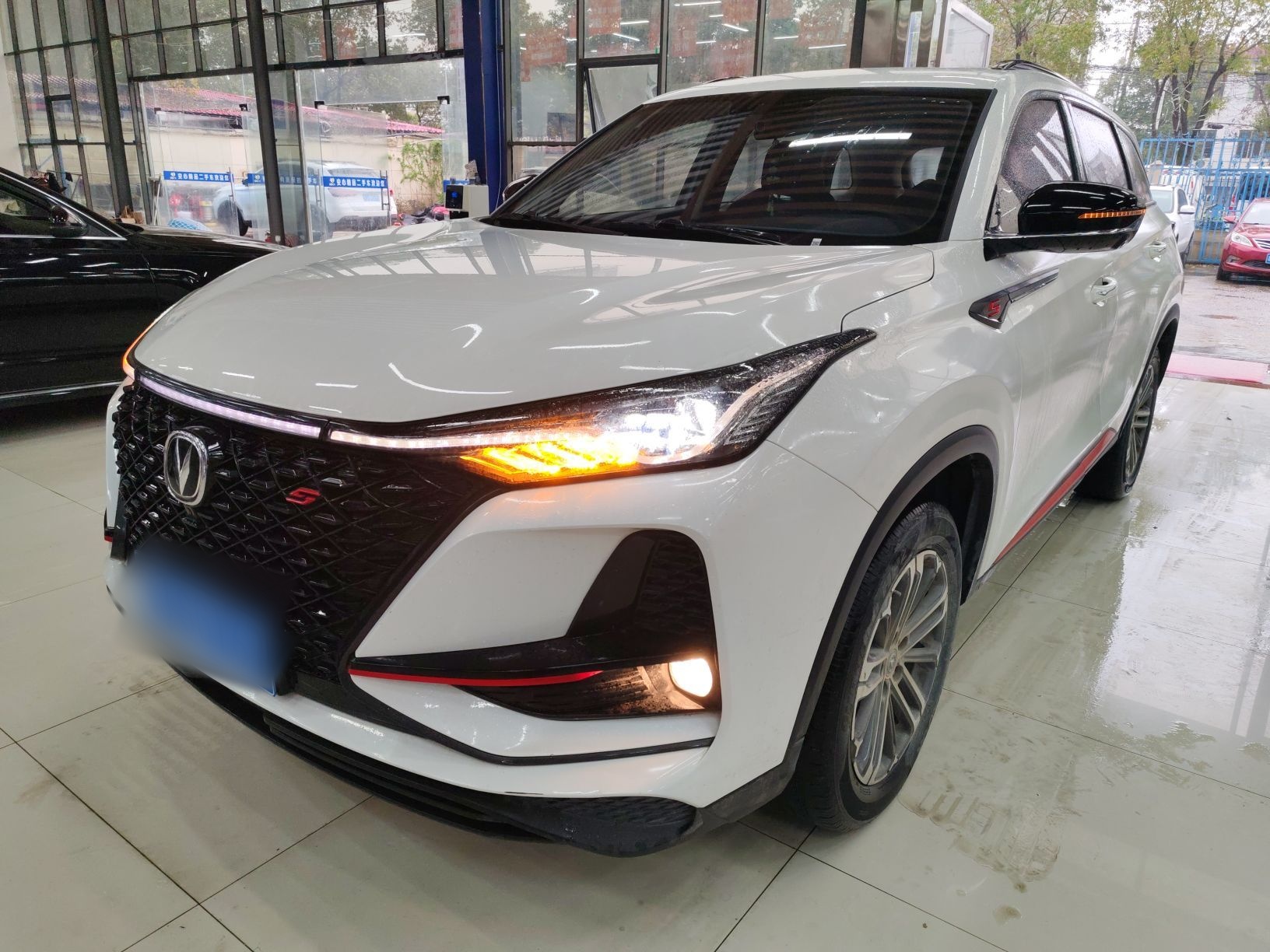 تحت مقدمة السيارة