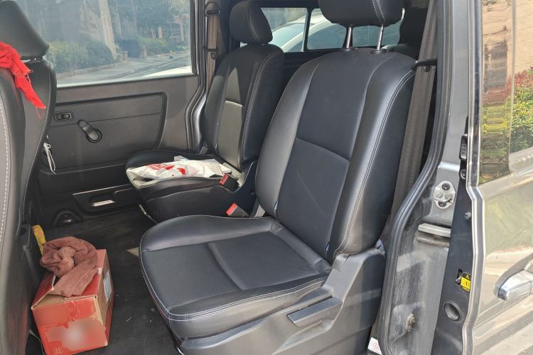 Used Jinbei Gold Hiace 2023 1.5L Passenger Van Travel Lion 5/6/7-Seater with Central Air Conditioning Left Rear Seat