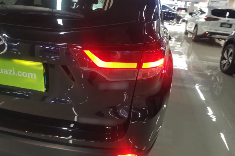 Used Toyota Highlander 2018 2.0T Four-Wheel Drive Knight Edition 7 Seats China VI Standard Right Rear Taillight