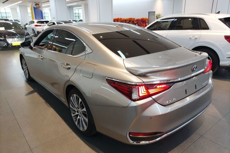 Used Lexus ES 2020 300h Deluxe Edition
