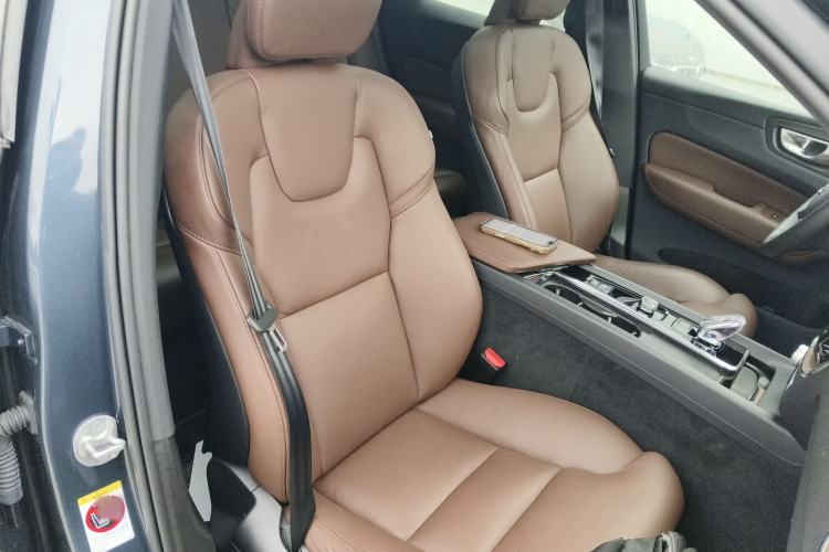 Used Volvo XC60 2023 B5 4x4 Smart Luxury Edition