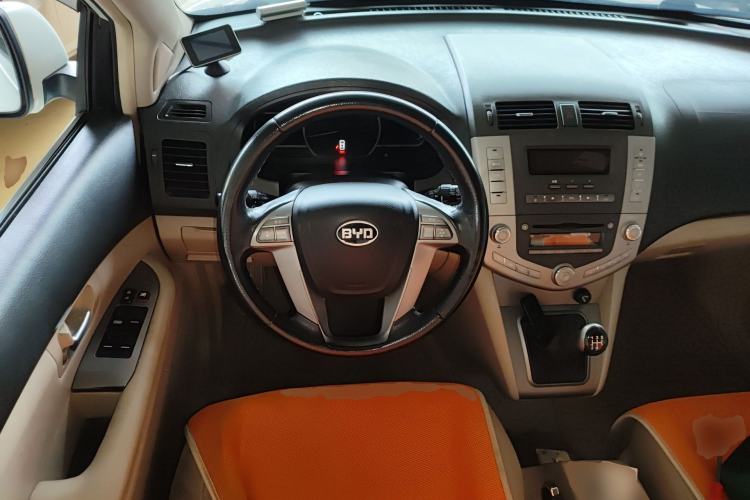 Used BYD S6 2014 2.0L Manual Luxury 5-Seater Steering Wheel