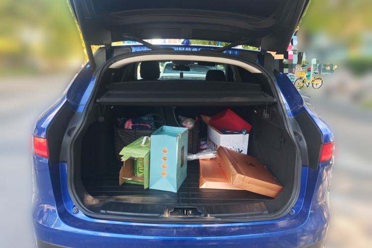 Used Jaguar F-PACE 2018 2.0T Two-Wheel Drive Urban Deluxe Edition Trunk