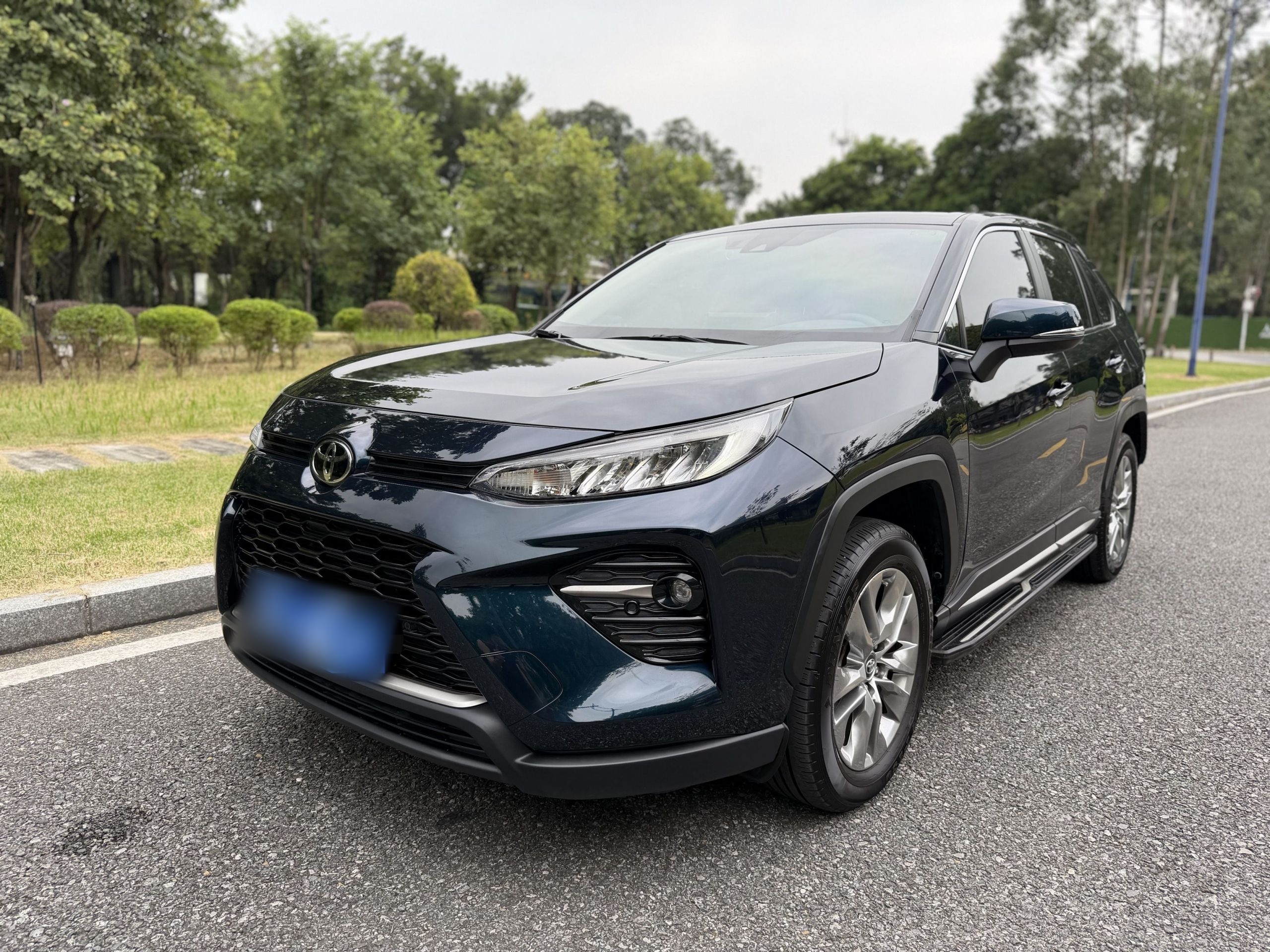 Под передней частью автомобиля