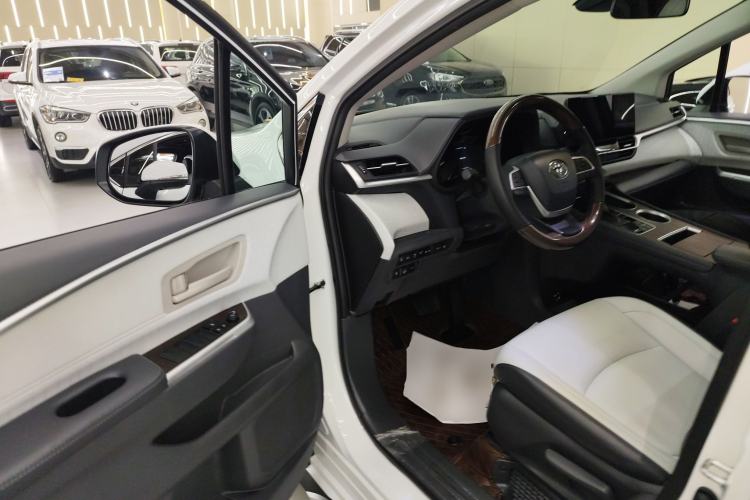 Used Toyota Granvia 2024 2.5L Hybrid Comfort Edition