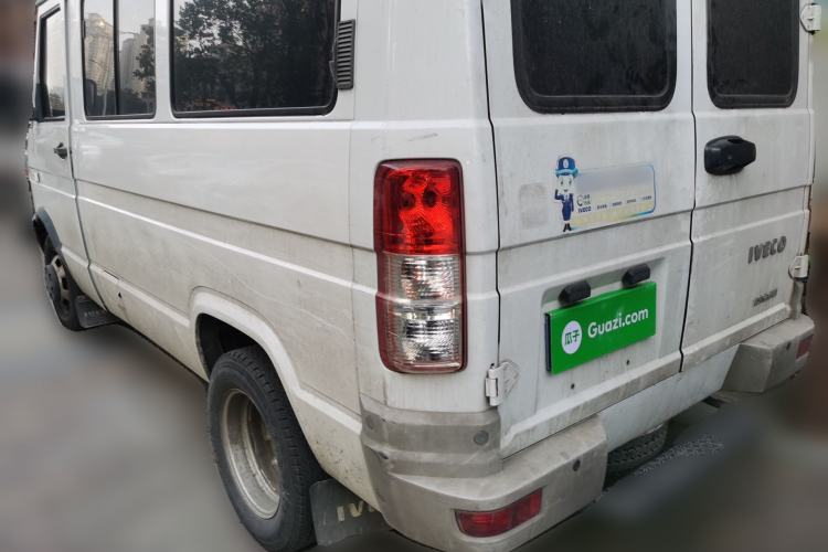 Used Iveco Daily 2021 2.5T A35 M1 Passenger Van 5-9 Seater Short Wheelbase Mid-Roof Design Dual Tires Side Sliding Door
