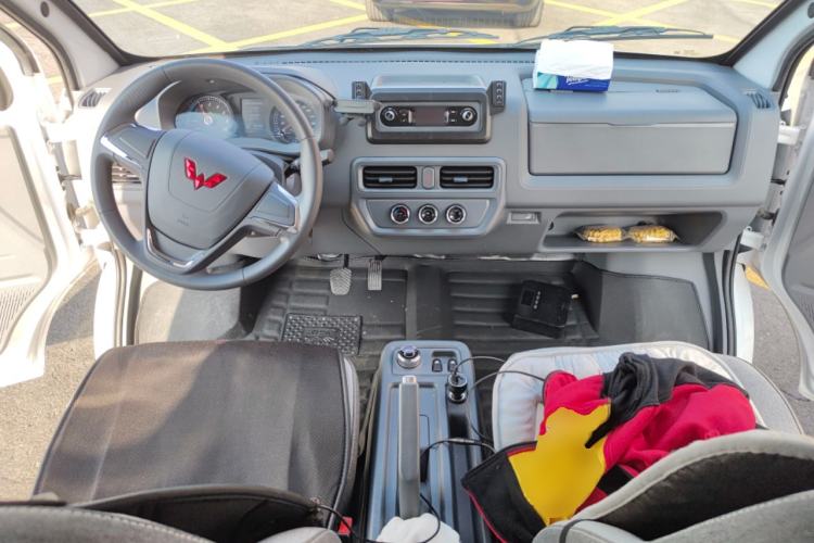 Used Wuling Yangguang 2024 300KM Comfort Version Passenger Van 75kW