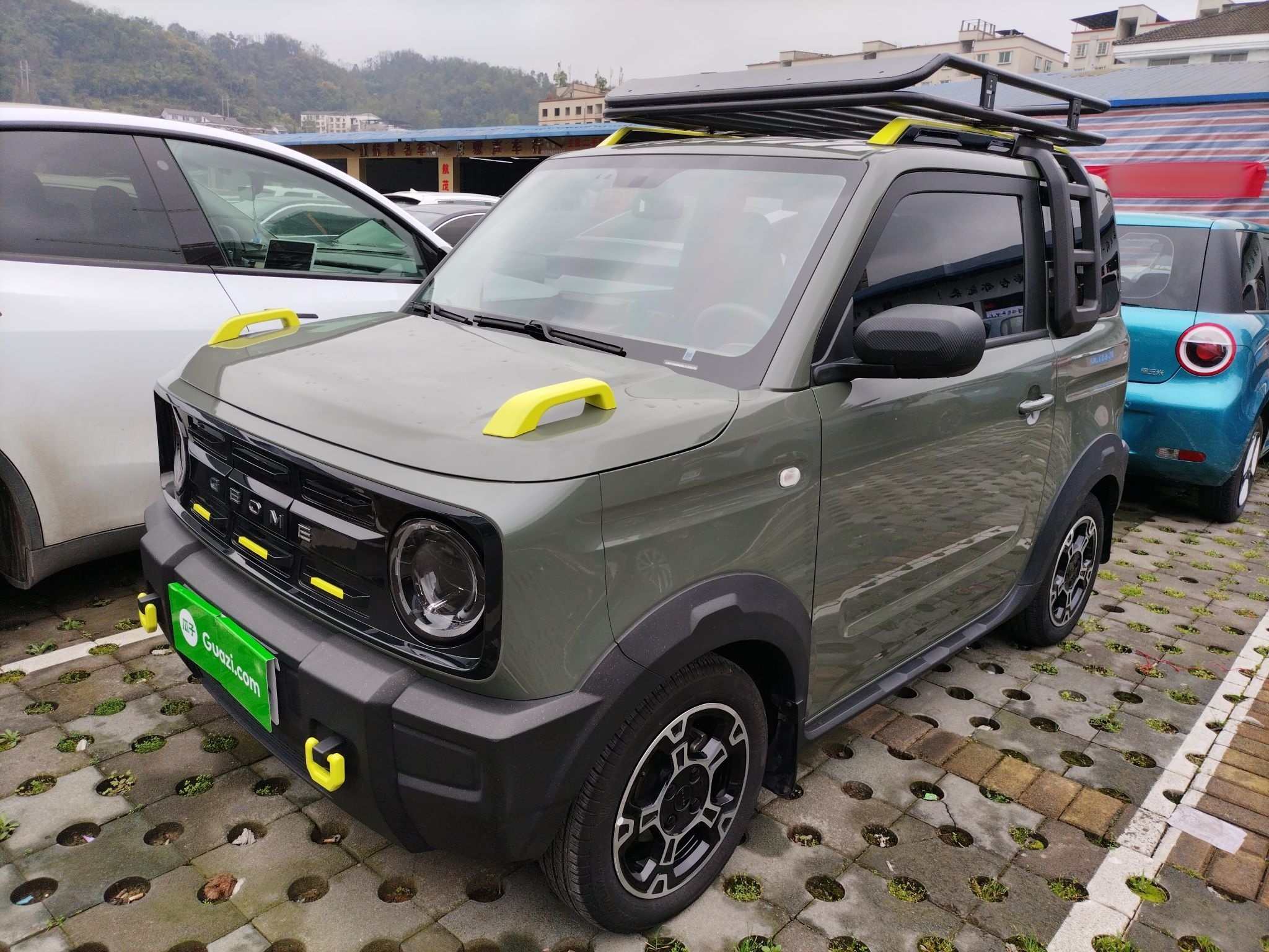 تحت مقدمة السيارة