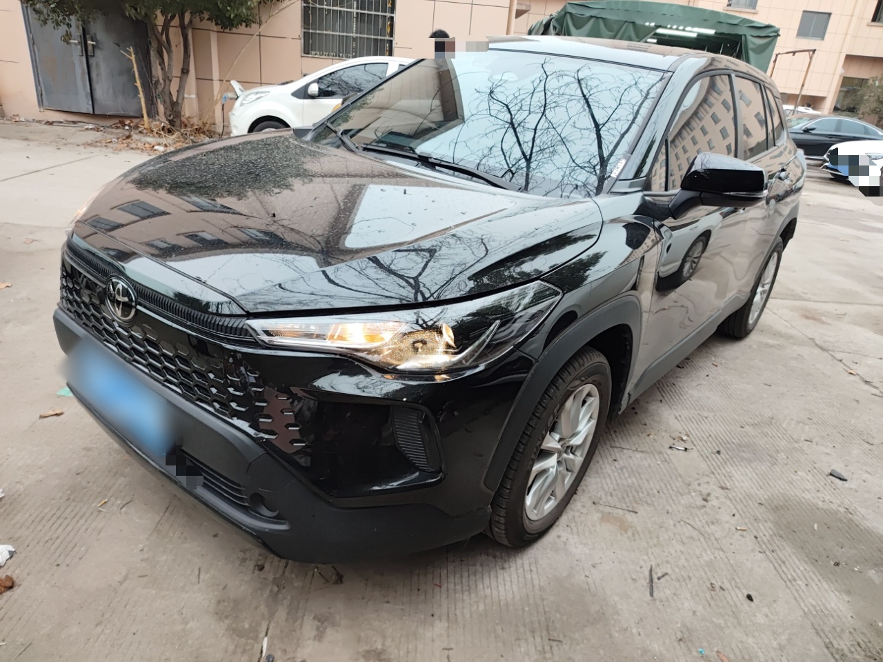 Под передней частью автомобиля