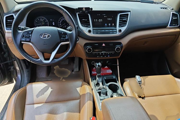 Used Hyundai Tucson 2015 1.6T Dual-Clutch Two-Wheel-Drive Leading Model Center Console