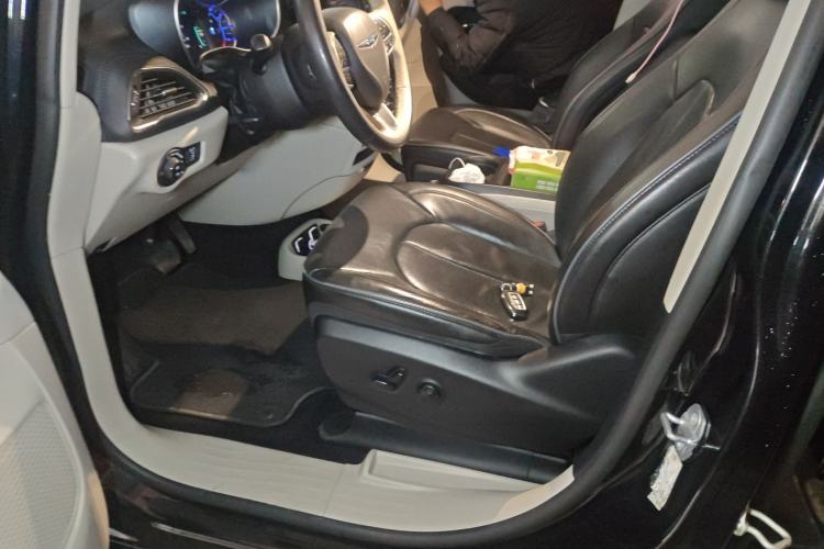 Used Chrysler Grand Voyager PHEV 2019 3.6L Plug-in Hybrid Left Front Seat