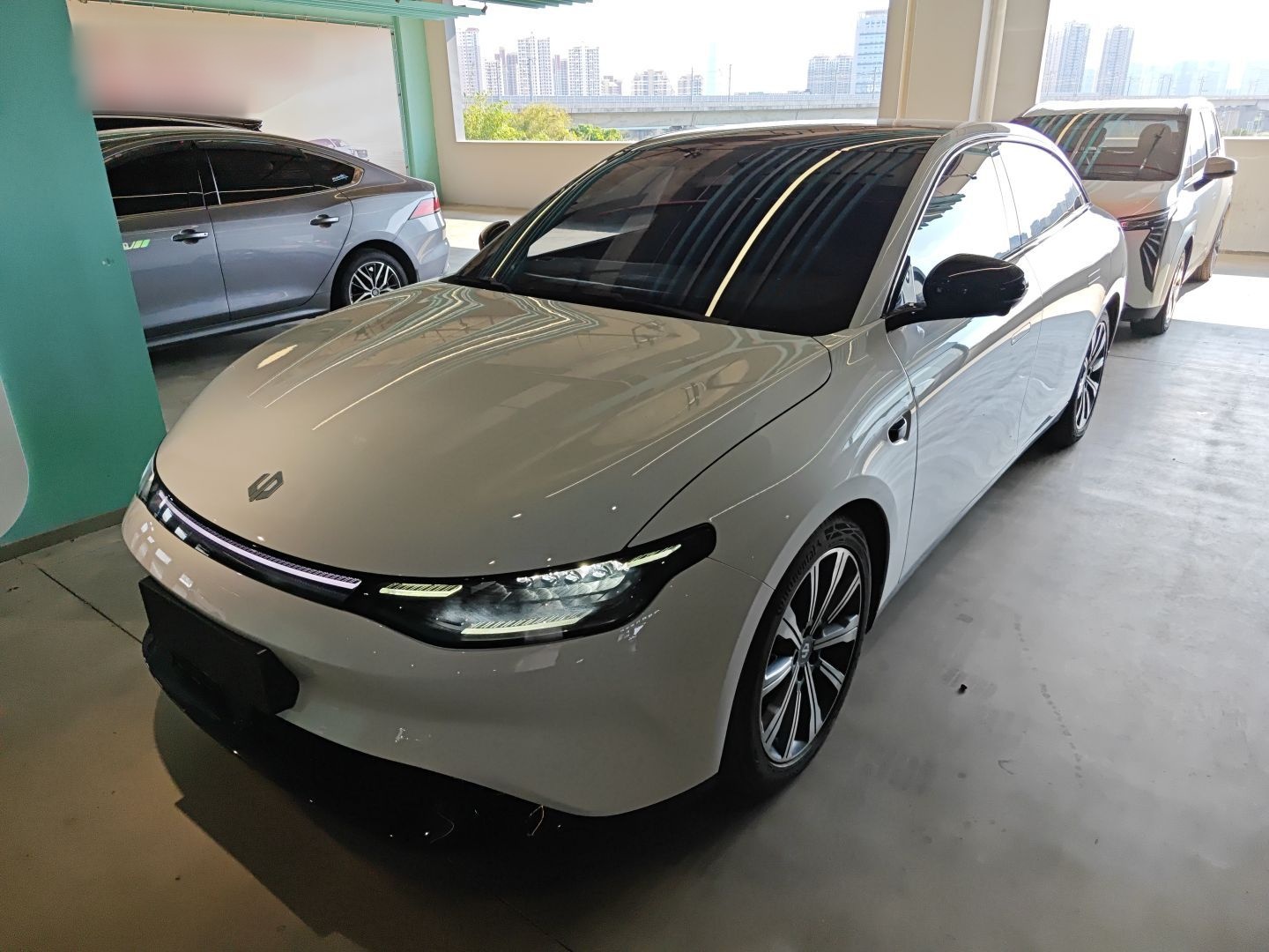 تحت مقدمة السيارة