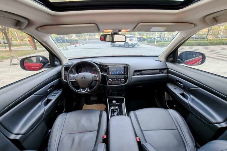 Used Mitsubishi Outlander 2018 2.0L Two-Wheel Drive Glory Edition 5 Seats Interior 6