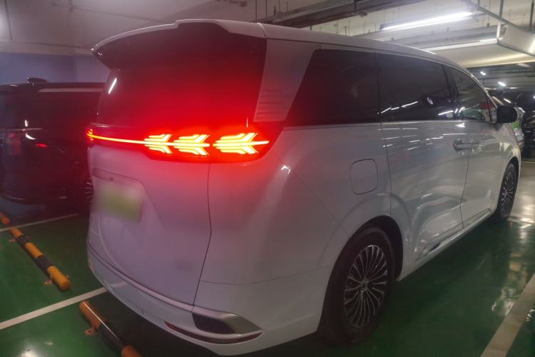 Used Denza D9 2022 DM-i 1040 Prestige Model
