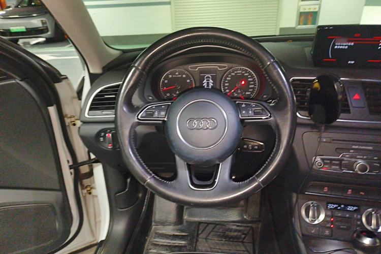 Used Audi Q3 2015 35 TFSI Comfort Model Steering Wheel