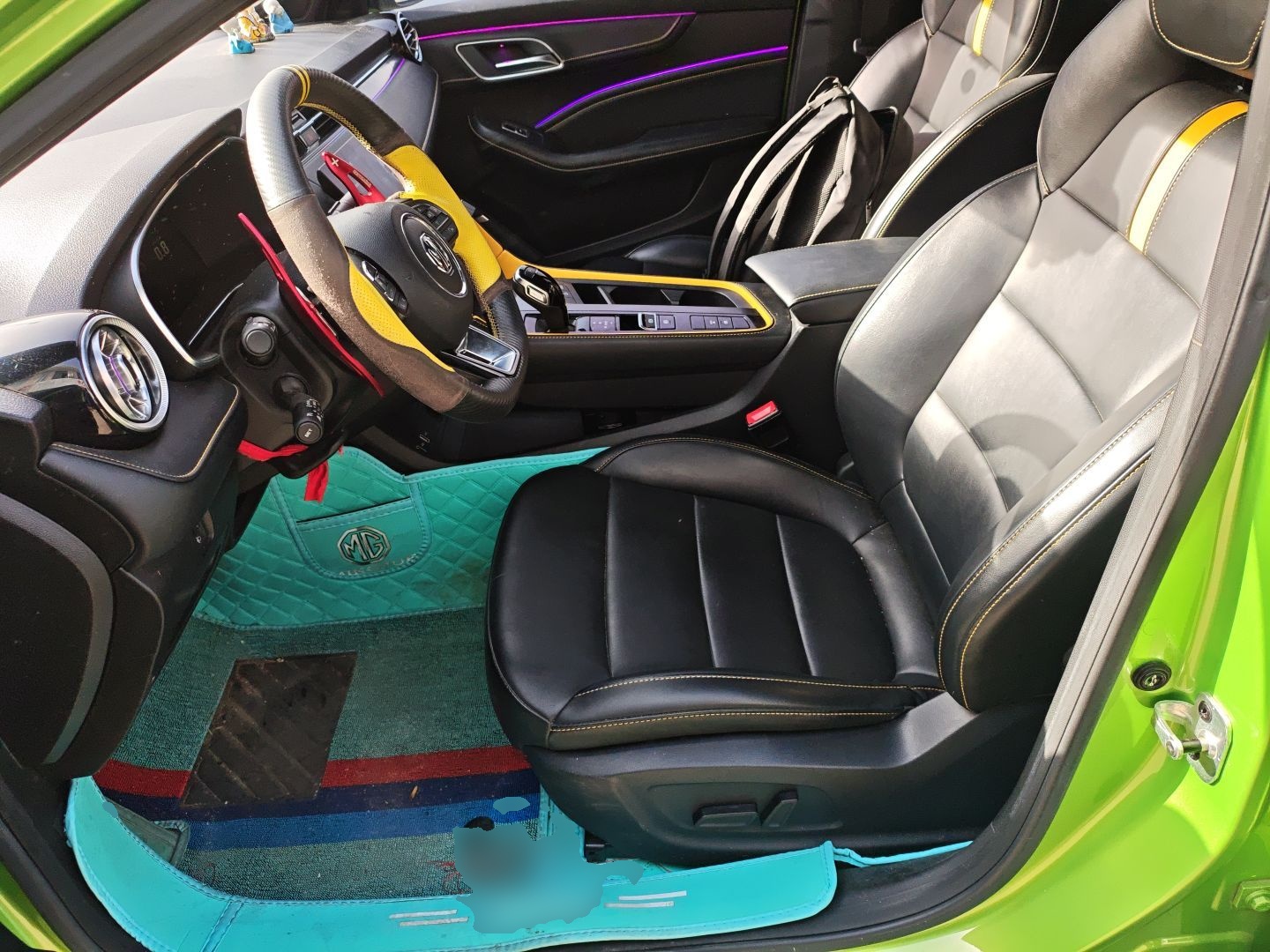 المقاعد الأمامية داخل السيارة