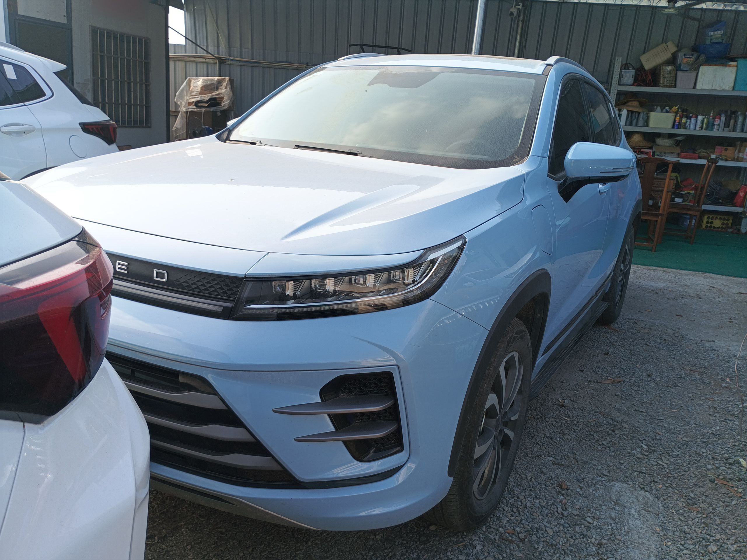 Под передней частью автомобиля