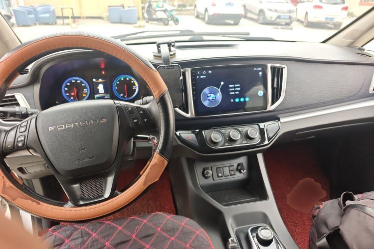 Used FORTHING Lingzhi M5 2022 Passenger Version Standard Model 7-Seater Center Console