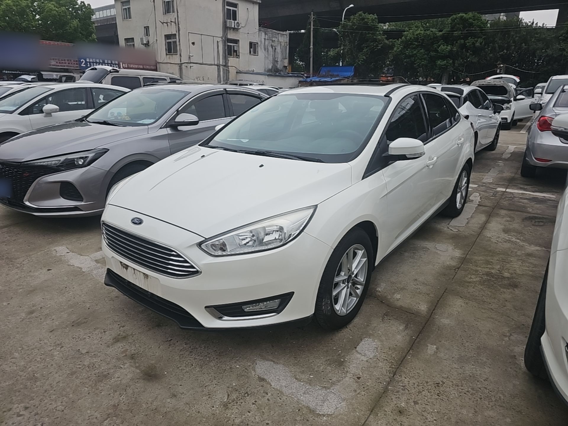 تحت مقدمة السيارة