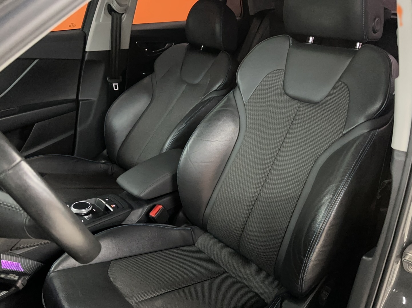 Переднее сиденье в автомобиле