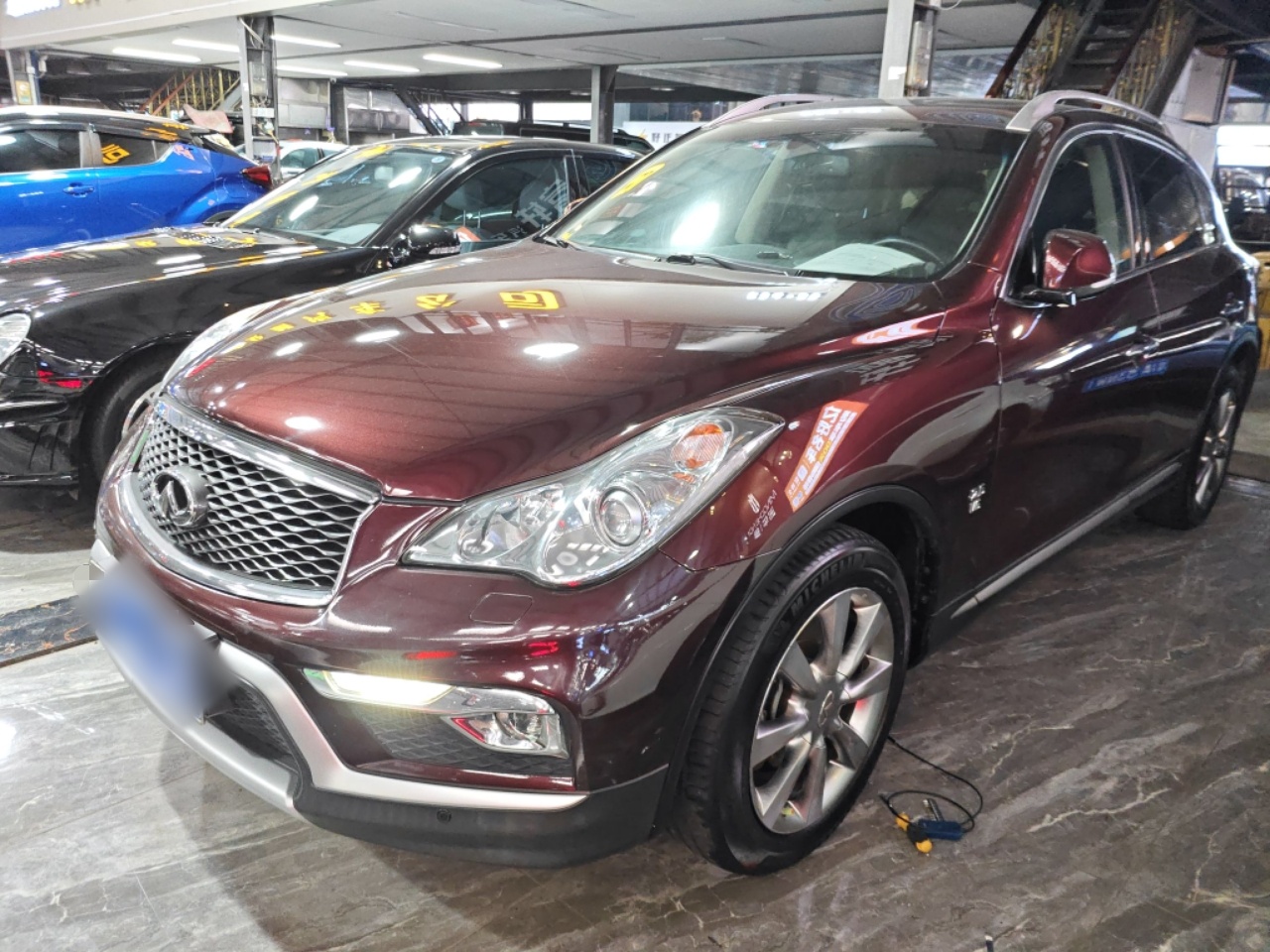 Под передней частью автомобиля