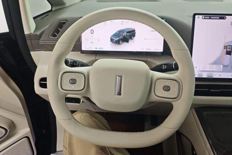 Used Wey Gaoshan 2025 Four-Wheel Drive Alpine 9 Steering Wheel