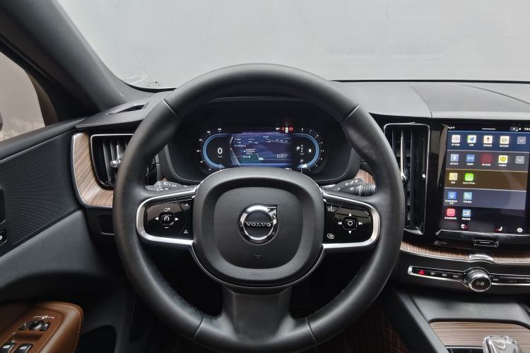 Used Volvo XC60 2023 B5 4x4 Smart Luxury Edition