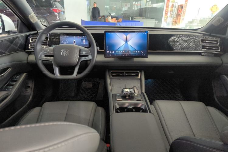 Used BYD Qin L 2025 DM-i Smart Drive 120KM Superior Model
