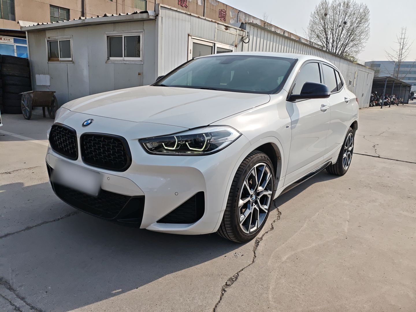 تحت مقدمة السيارة