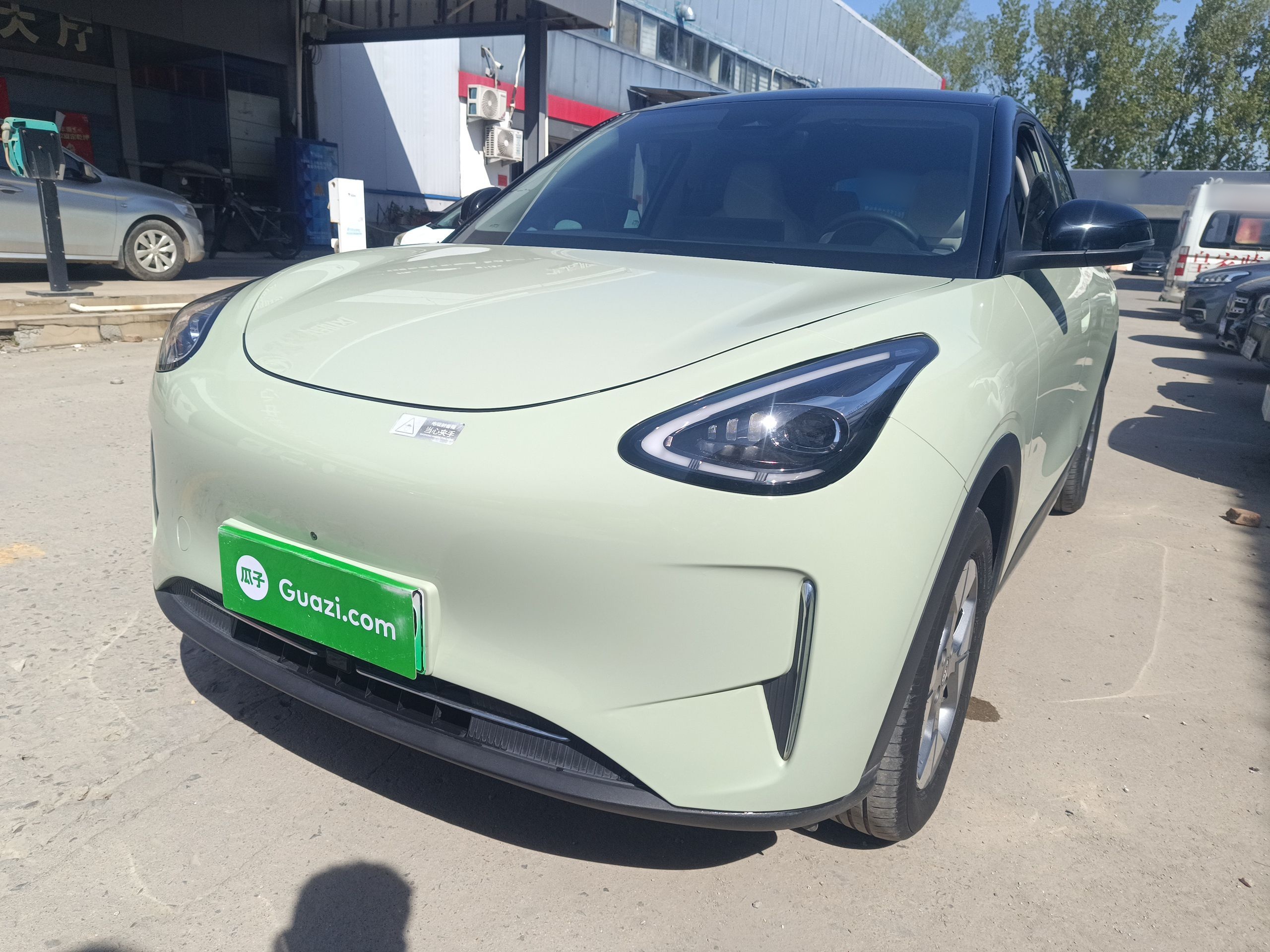 تحت مقدمة السيارة