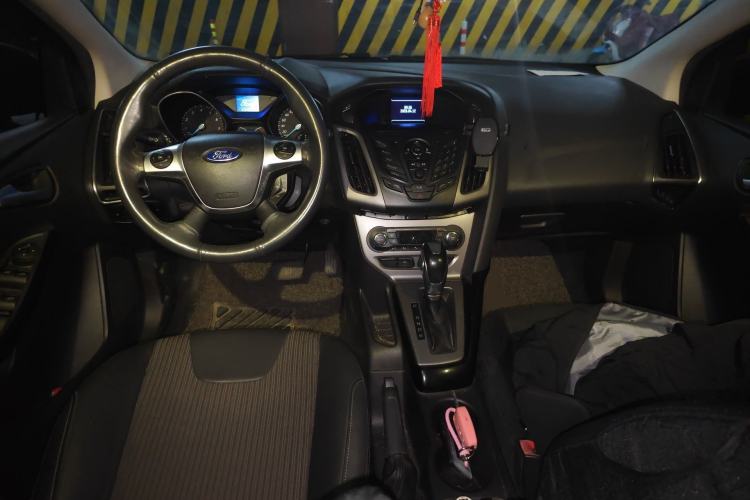 Used Ford Focus 2012 Hatchback 1.6L Automatic Fashion Edition Center Console