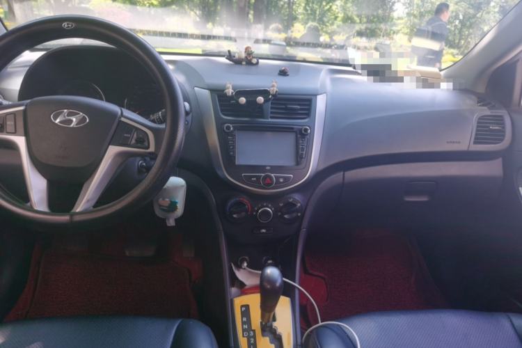 Used Hyundai Verna (older generation) 2011 Hatchback 1.4L Automatic Fashion GT Center Console