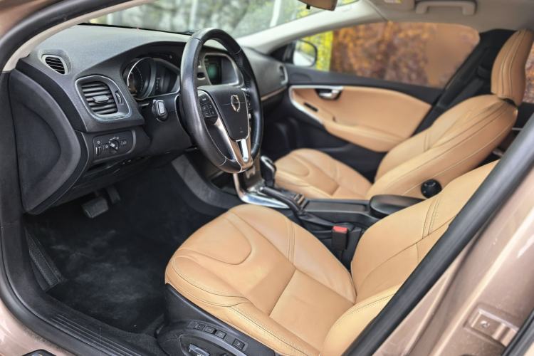 Used Volvo V40 2017 T3 Zhiyi Edition
