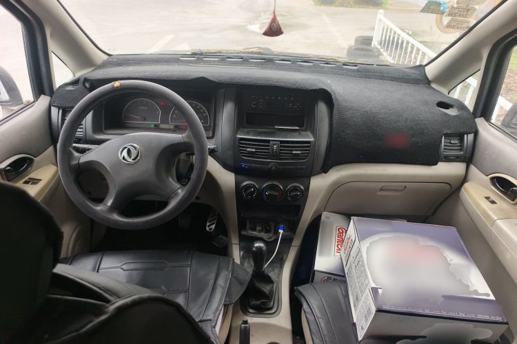 Used Dongfeng Shuaike 2013 Revised Version 1.5L Manual Standard Trim 5 Seats China V Emission Standard Center Console
