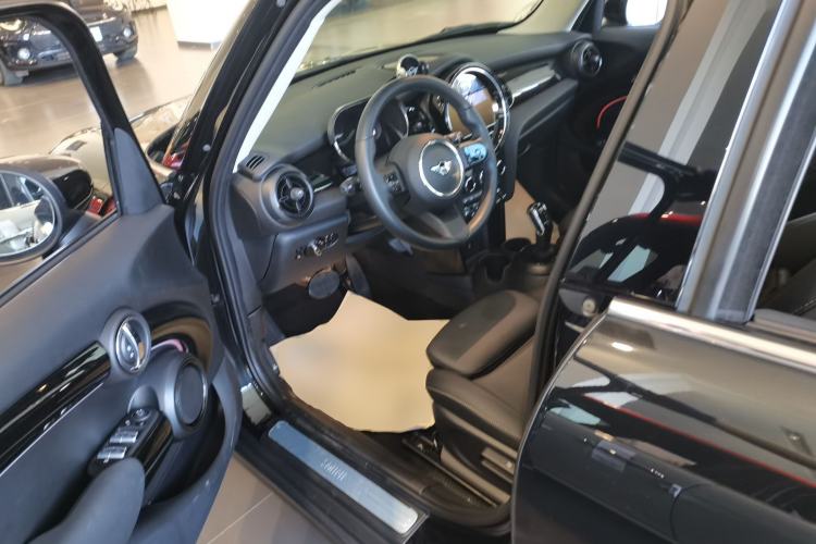 Used MINI MINI 2023 Updated 1.5T COOPER Artist Five-Door Edition
