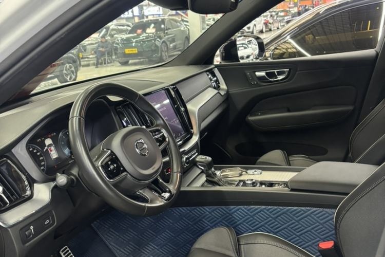 Used Volvo XC60 2019 T5 4x4 Smart & Dynamic Sport Edition China VI Standard