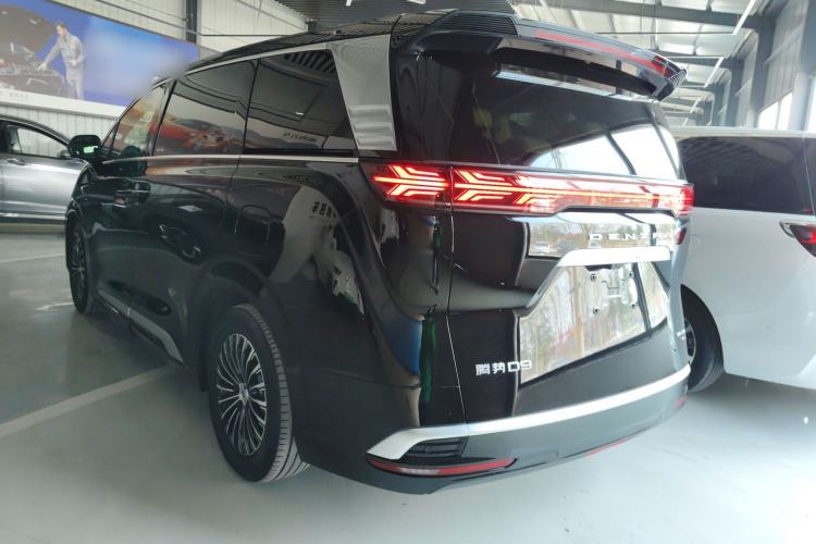 Used Denza D9 2025 DM-i Smart Drive 1020 Four-Wheel Drive Deluxe Model
