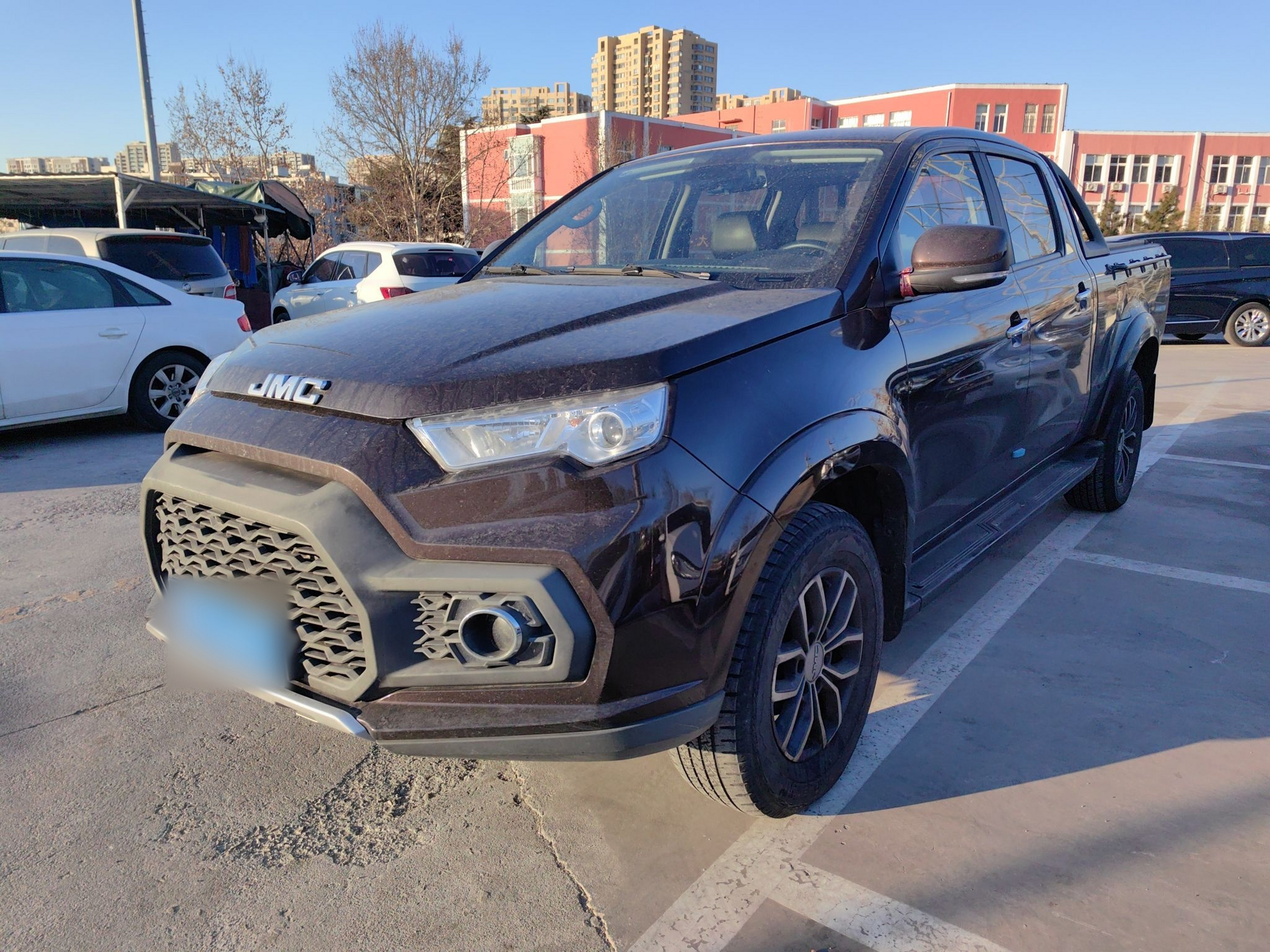 تحت مقدمة السيارة