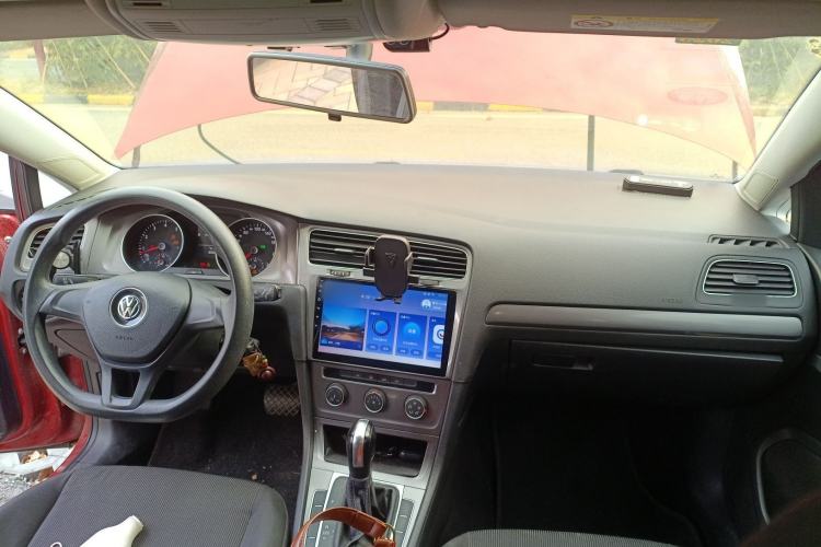 Used Volkswagen Golf 2016 1.6L Automatic Fashion Model Center Console