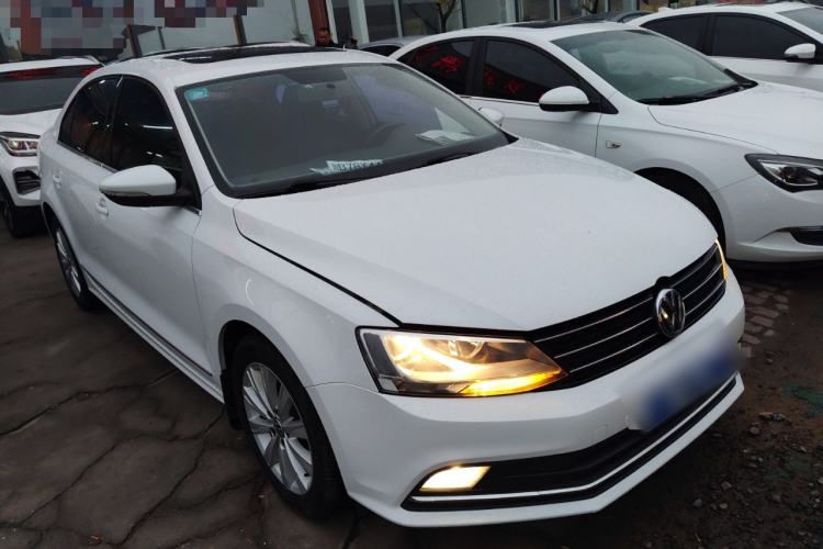 Used Volkswagen Sagitar 2015 1.6L Manual Comfort Model Front Right 45 Deg