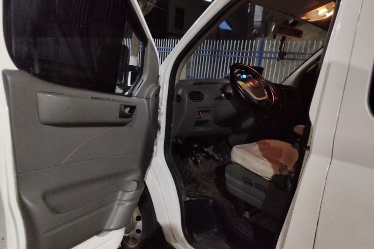 Used SAIC MAXUS Xintu V80 2014 2.5T Aotuntong Short Wheelbase Mid-Roof Model