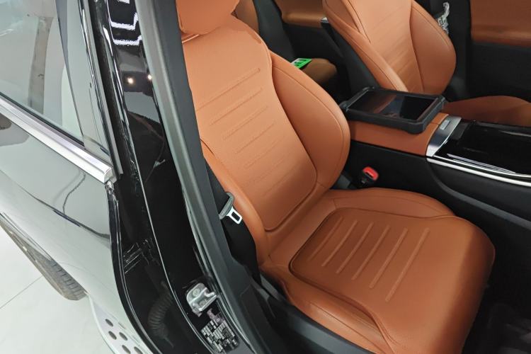 Used Mercedes-Benz GLC New Energy 2025 350 e L 4MATIC Collector's Edition Right Front Seat