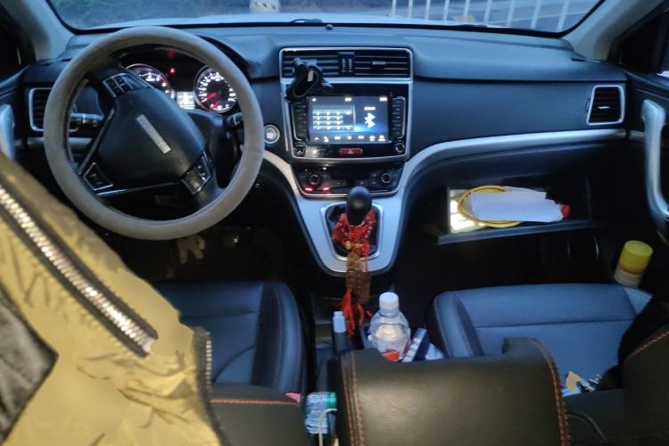 Used Haval M6 2019 1.5T Manual Two-Wheel Drive Elite Version China VI Standard Center Console