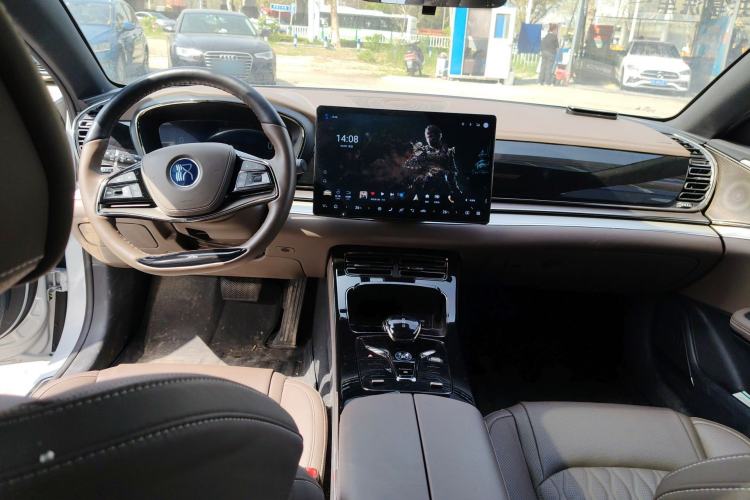 Used BYD Han 2024 EV Glory Edition 506KM Front-Wheel-Drive Premium Model Center Console