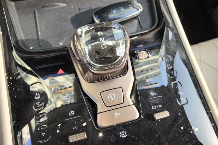 Used Denza D9 2022 DM-i 1040 Prestige Model
