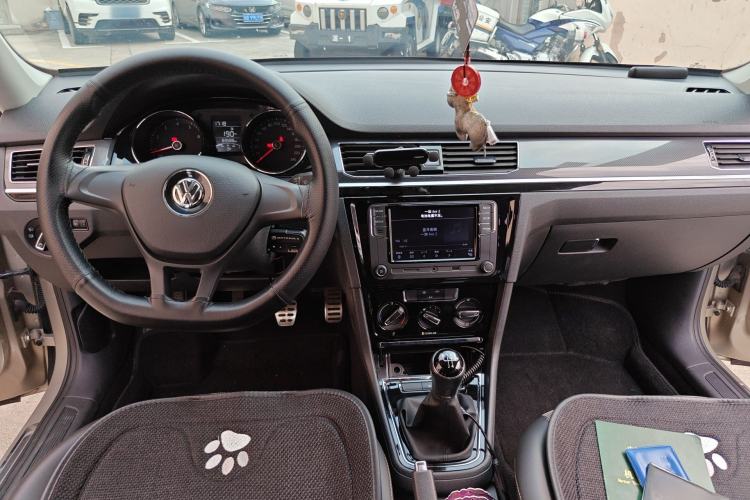 Used Volkswagen C-TREK 2017 230TSI Manual Comfort Version Center Console