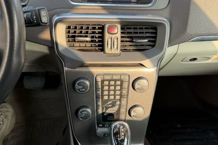 Used Volvo V40 2014 2.0T Zhiya Edition