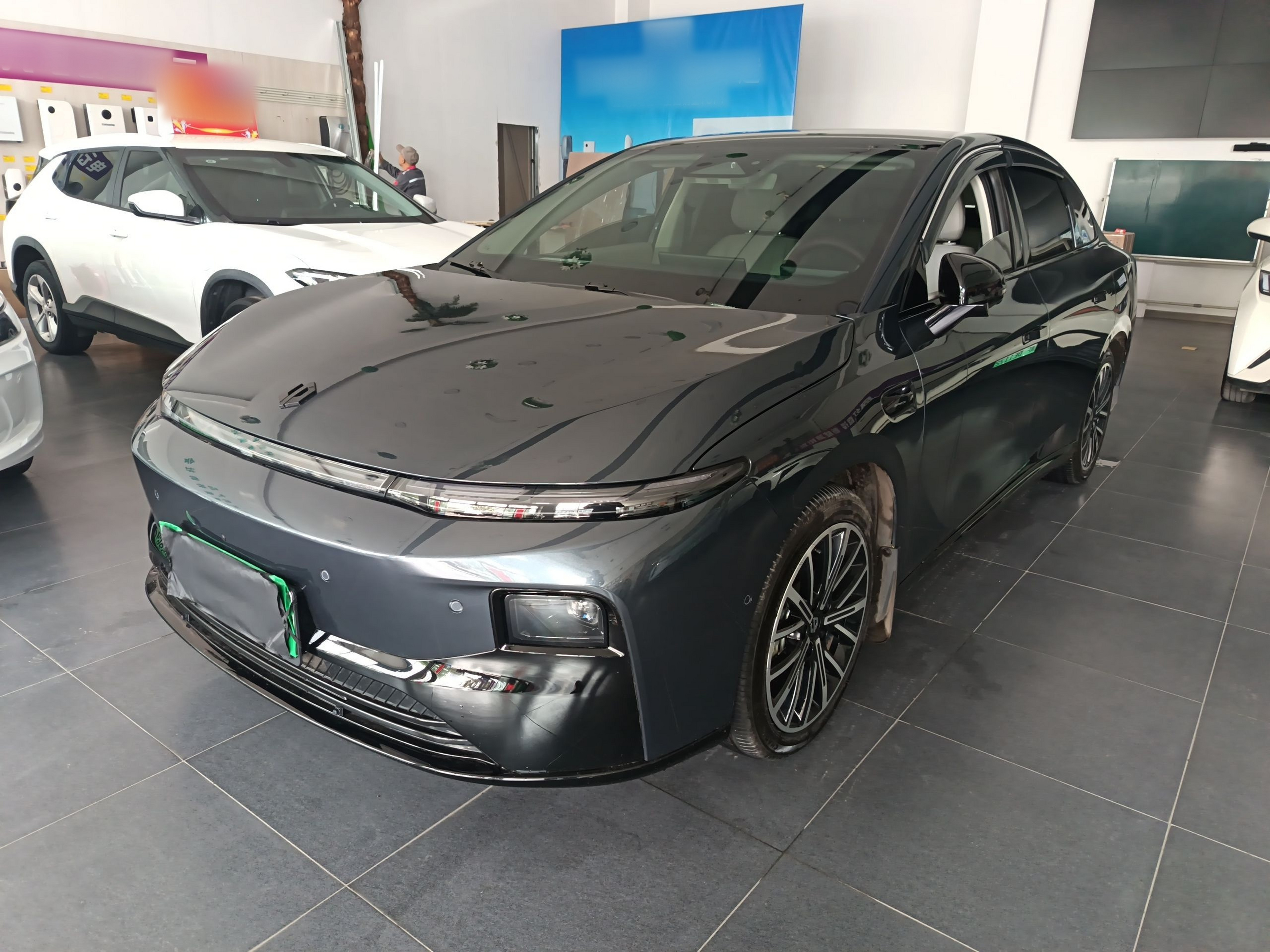 تحت مقدمة السيارة